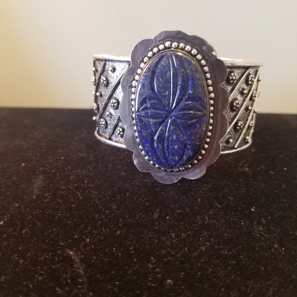 Sophisticated Carved Bracelet Nwot